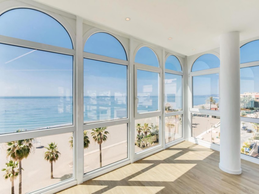 Beachfront penthouse for sale in Estepona Town with sea views